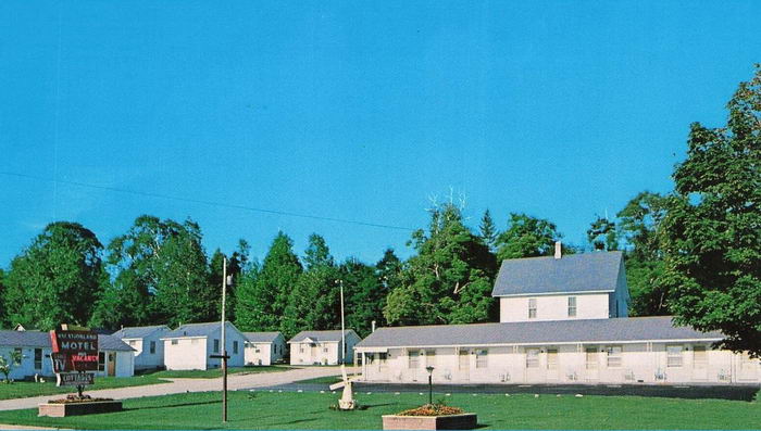 Vacationland Motel - Old Postcard Photo (newer photo)